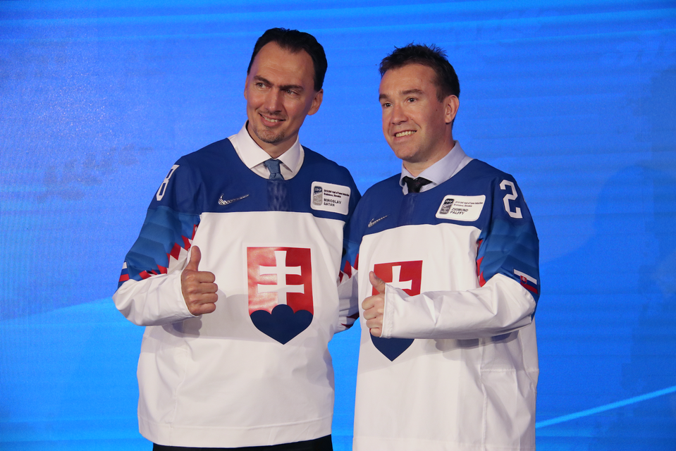 Momentky z uvádzania hokejovych legiend do siene slávy IIHF.