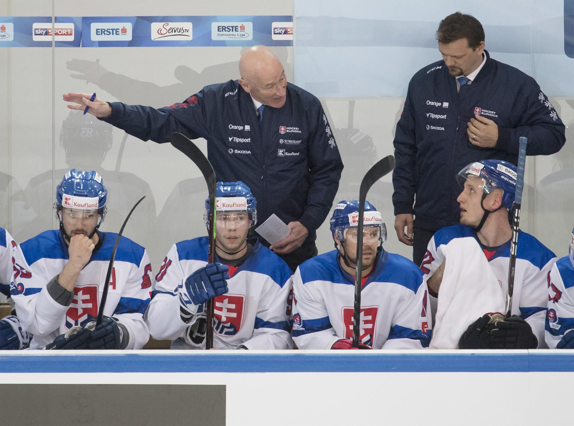 Tréner Craig Ramsay a vpravo asisitent Andrej Podkonický, dole zľava Martin Bakoš, Matúš Súkeľ, Rastislav Špirko a Radovan Puliš