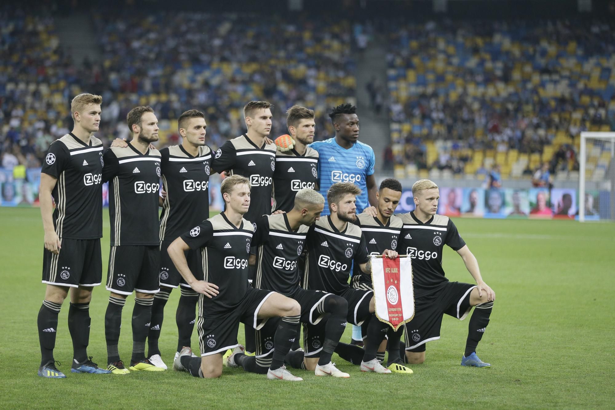 Tímová fotografia Ajaxu Amsterdam pred zápasom Ligy majstrov s Dinamom Kyjev.