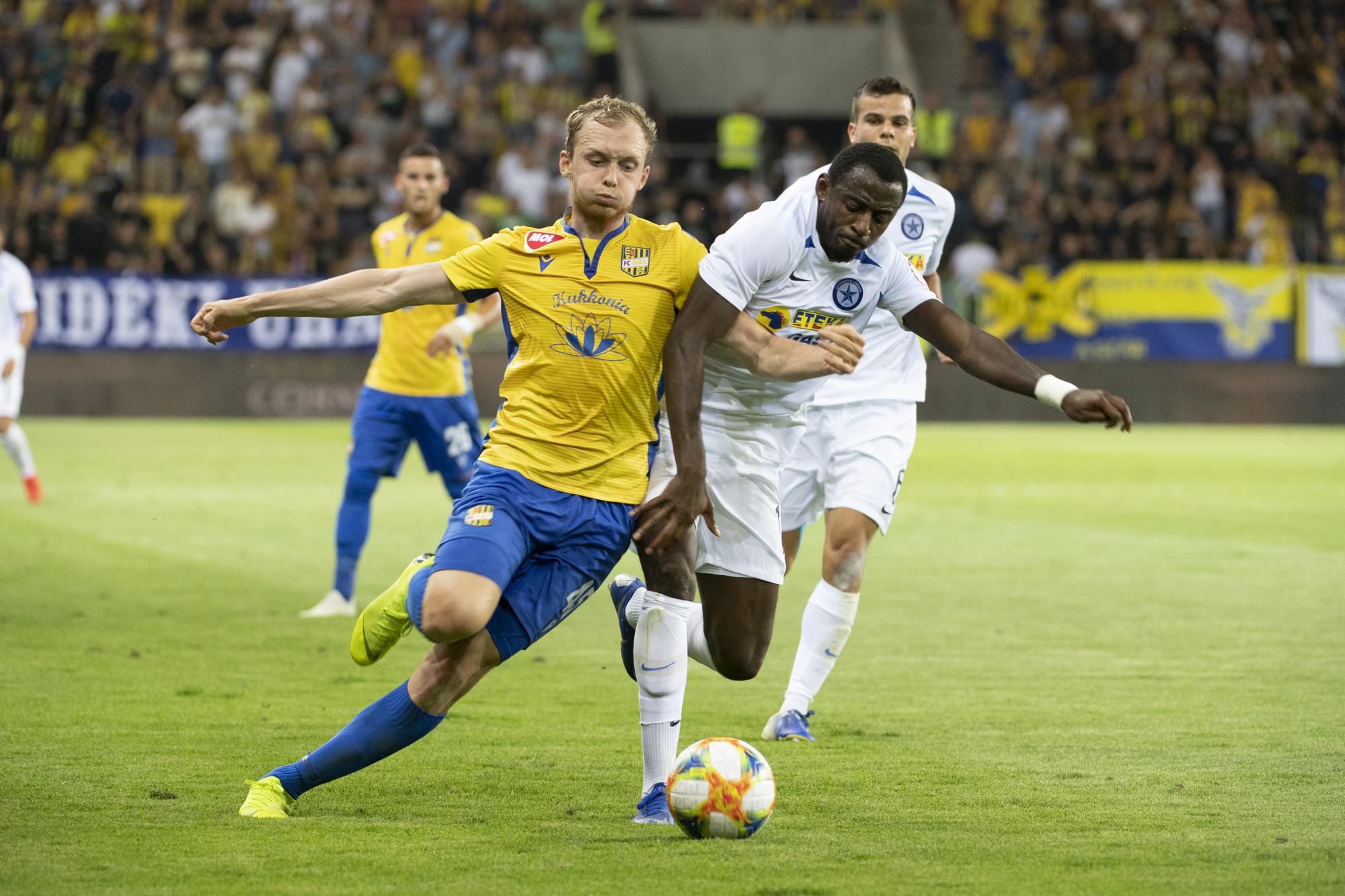 Lukáš Čmelík (DAC) a Clark Nsikulu (Atromitos).