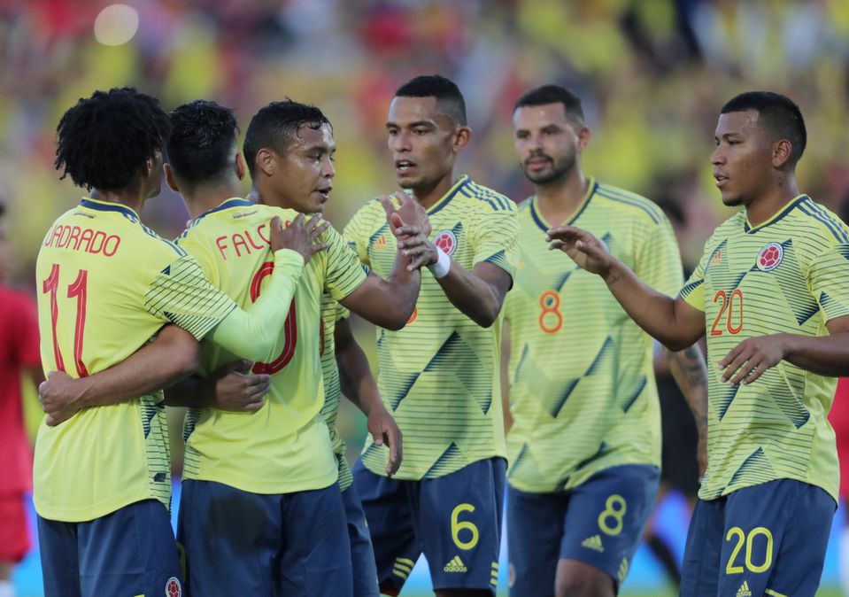 Radamel Falcao sa teší so spoluhráčmi z Kolumbie z gólu.