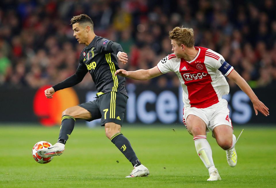 Hráč Juventusu Turín Cristiano Ronaldo a Matthijs de Ligt (Akax Amesterdam).