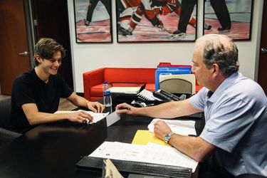 New Jersey Devils podpísali zmluvu s draftovou jednotkou Jackom Hughesom