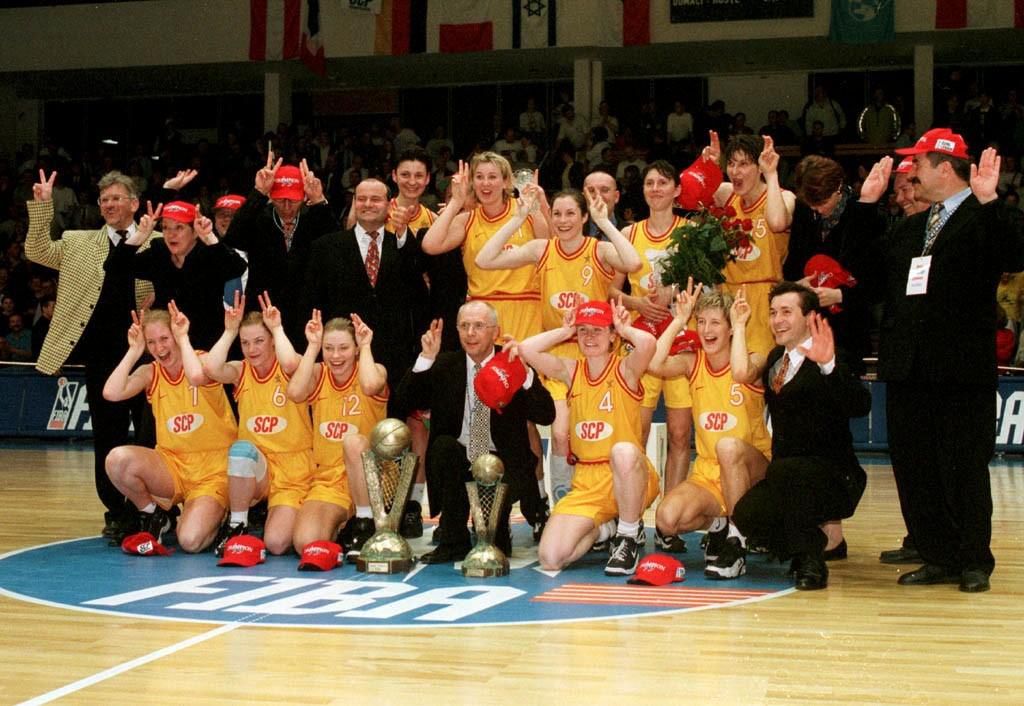 Víťazné družstvo EL basketbalistiek SCP Ružomberok 8. apríla 1999 po finálovom zápase s talianskym majstrom SFT Como
