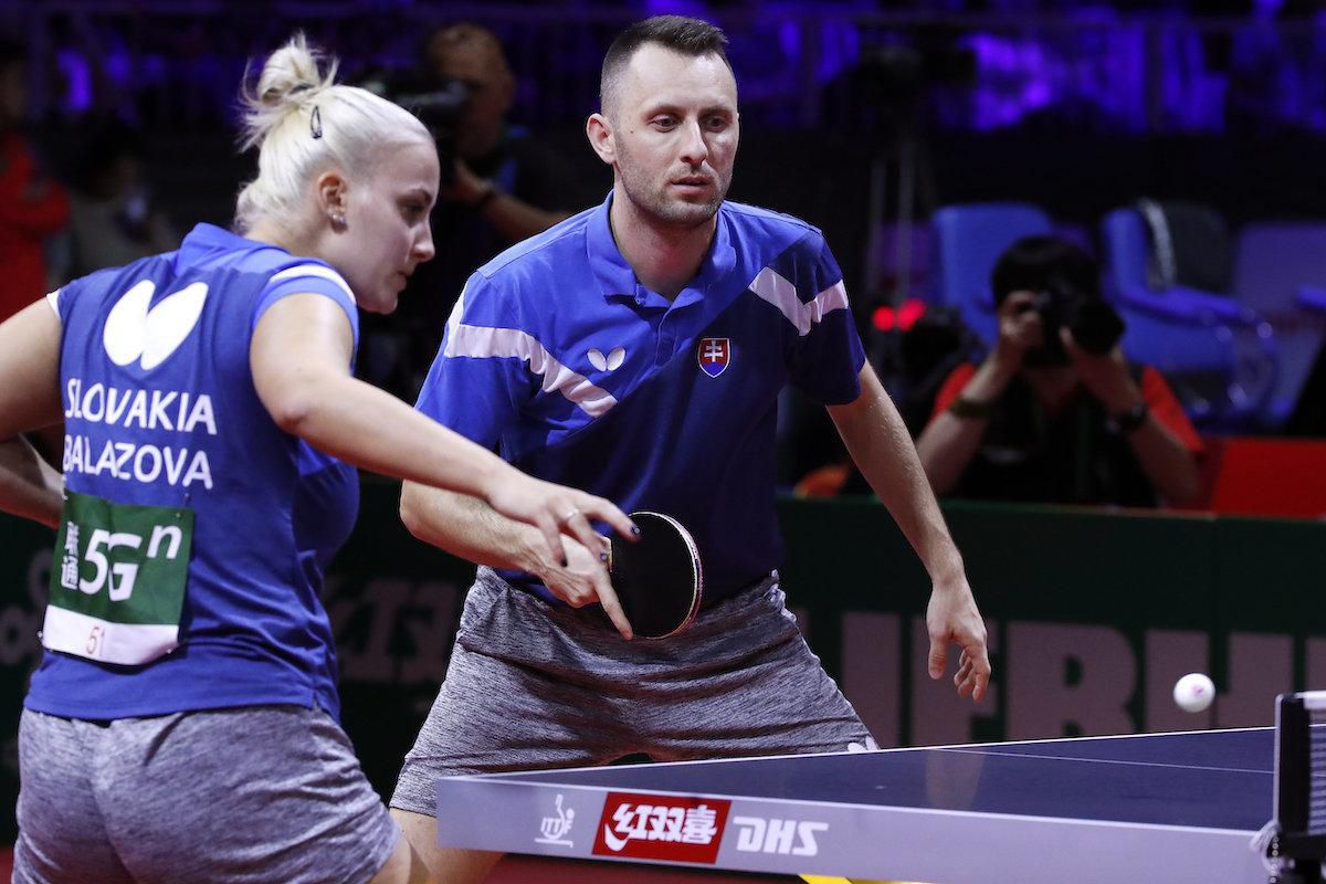 Slovenskí reprezentanti v stolnom tenise Barbora Balážová a Ľubomír Pištej.