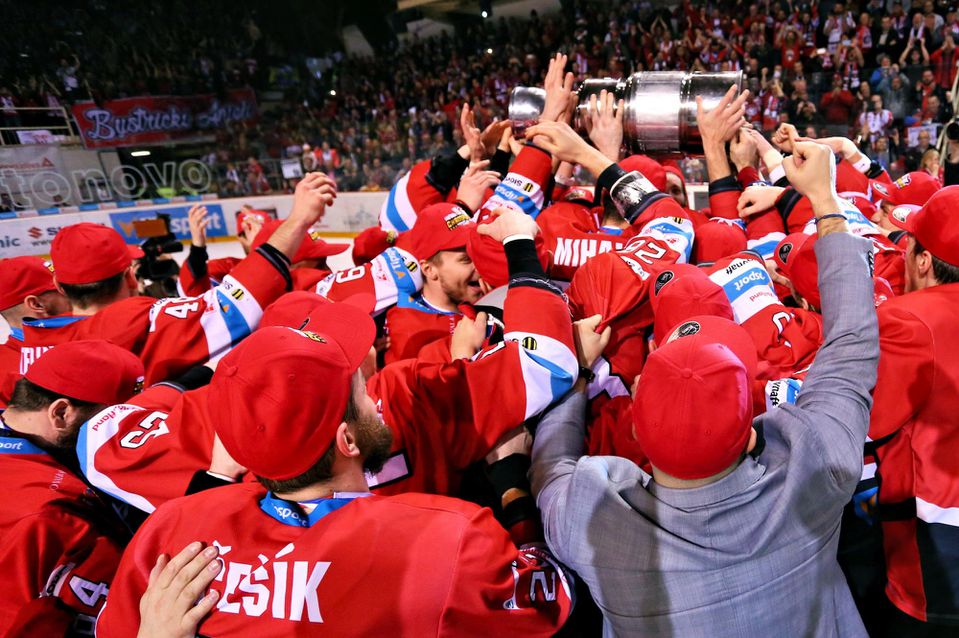 Hráči HC ‘05 iClinic Banská Bystrica počas oslavy titulu po piatom finálovom zápase ply-off hokejovej Tipsport ligy.
