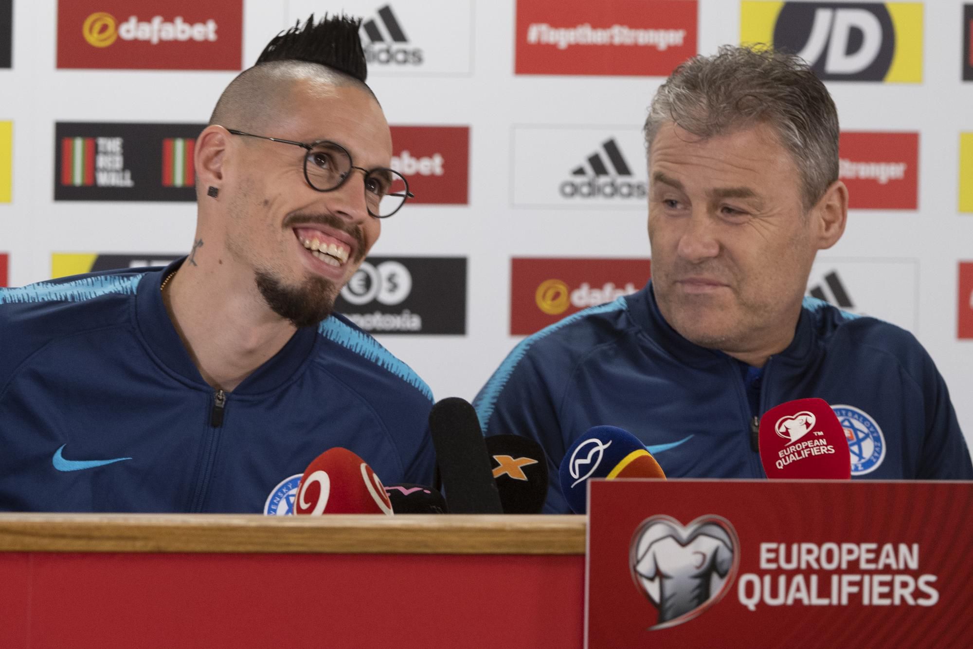 tréner slovenskej futbalovej reprezentácie Pavel Hapal a kapitán tímu Marek Hamšík