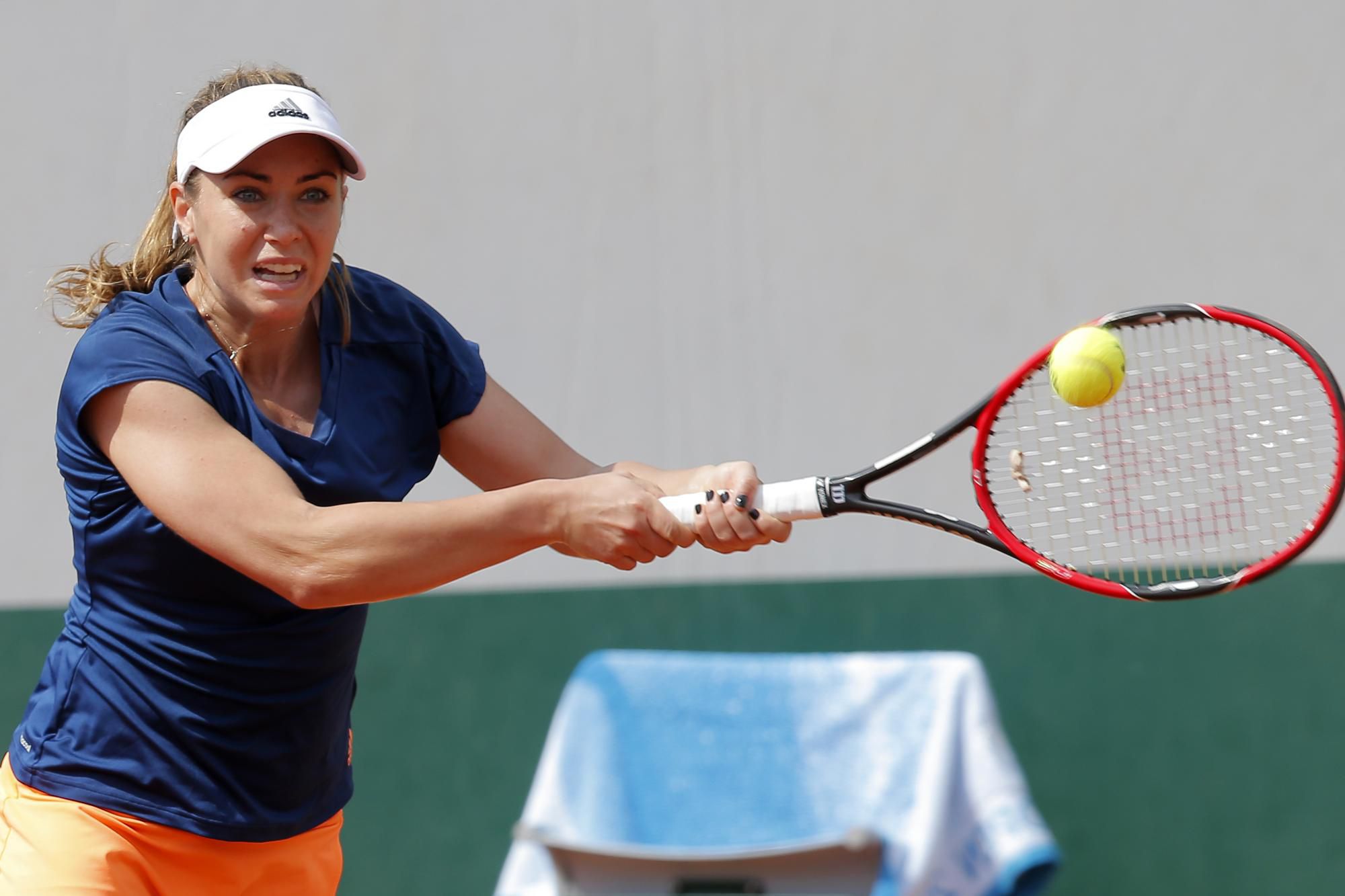 Kristína Kučová odvracia loptičku na Roland Garros.