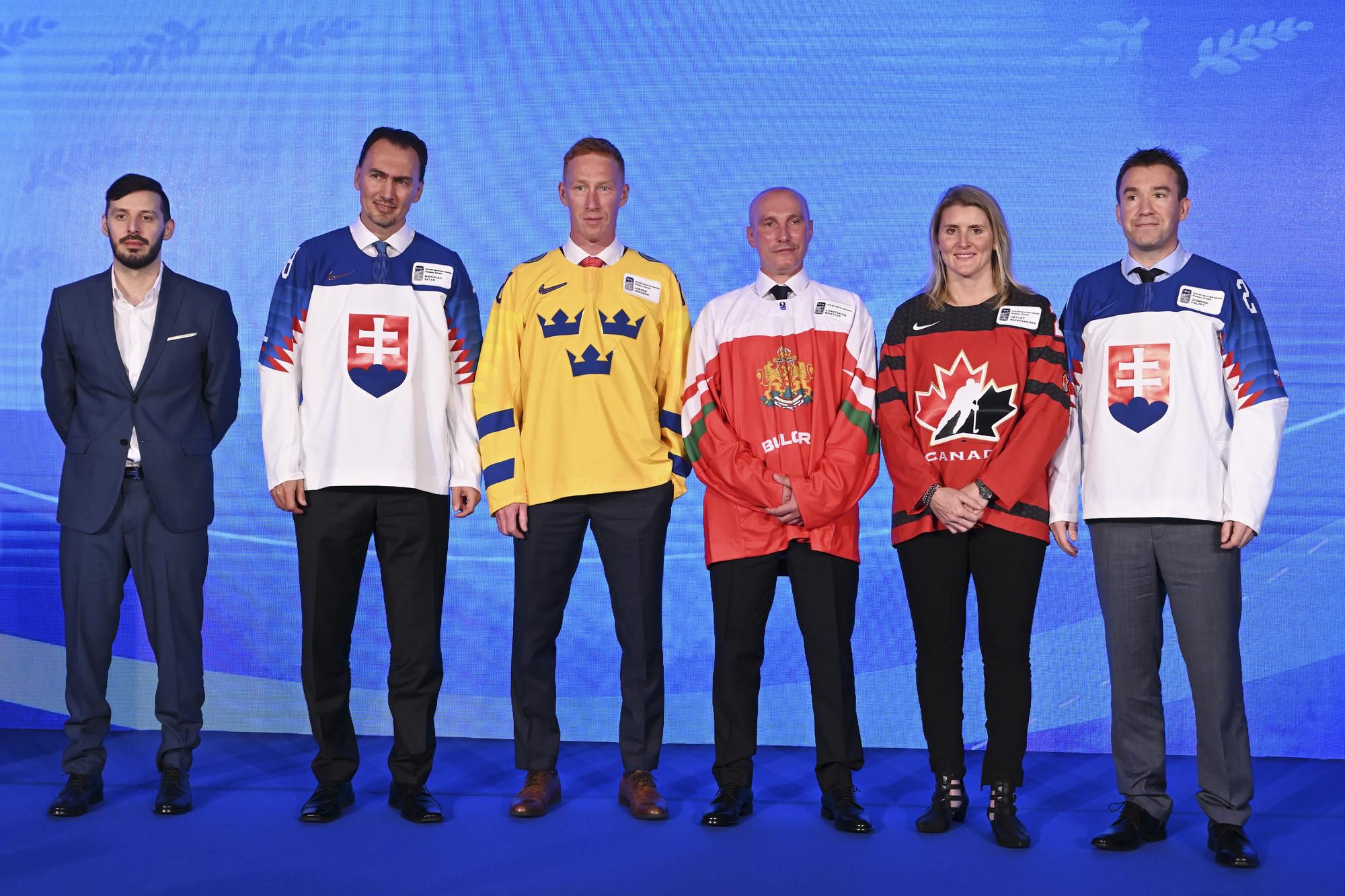 Sprava Žigmund Pálffy (Slovensko), Hayley Wickenheiserová (Kanada), Konstantin Mihaylov (Bulharsko), Jörgen Jönsson (Švédsko),  Miroslav Šatan (Slovensko) a syn bývalého ruského útočníka Borisa Alexandrova Viktor počas slávnostného uvedenia do Siene slávy Medzinárodnej hokejovej federácie (IIHF).