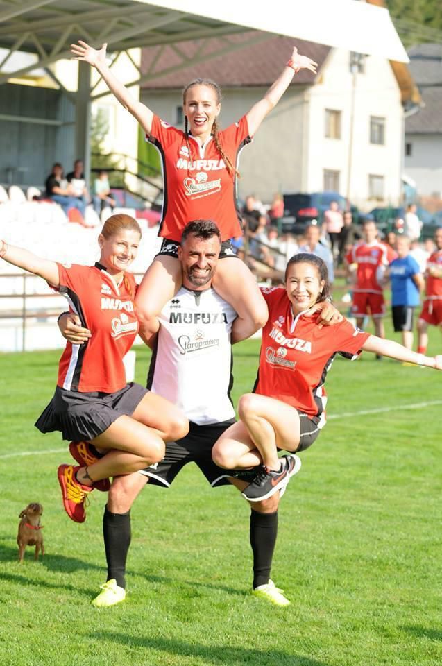 Ivan Jakeš s triom (zľava) Martina Halinárová, Oľga Beständigová a Romana Dang Van.