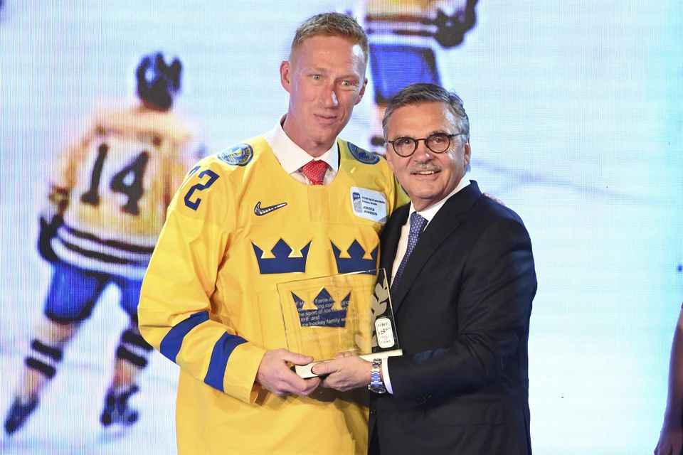 Švéd Jörgen Jönsson a vpravo prezident IIHF René Fasel.