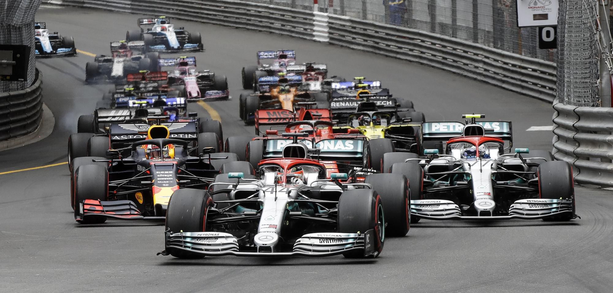 Lewis Hamilton na čele Veľkej ceny Monaka