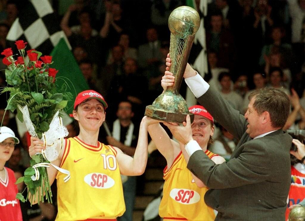 Viceprezident FIBA odovzdáva víťaznú trofej EL basketbalistiek v Brne 8. apríla 1999 do rúk kapitánke SCP Ružomberok Ivete Bielikovej
