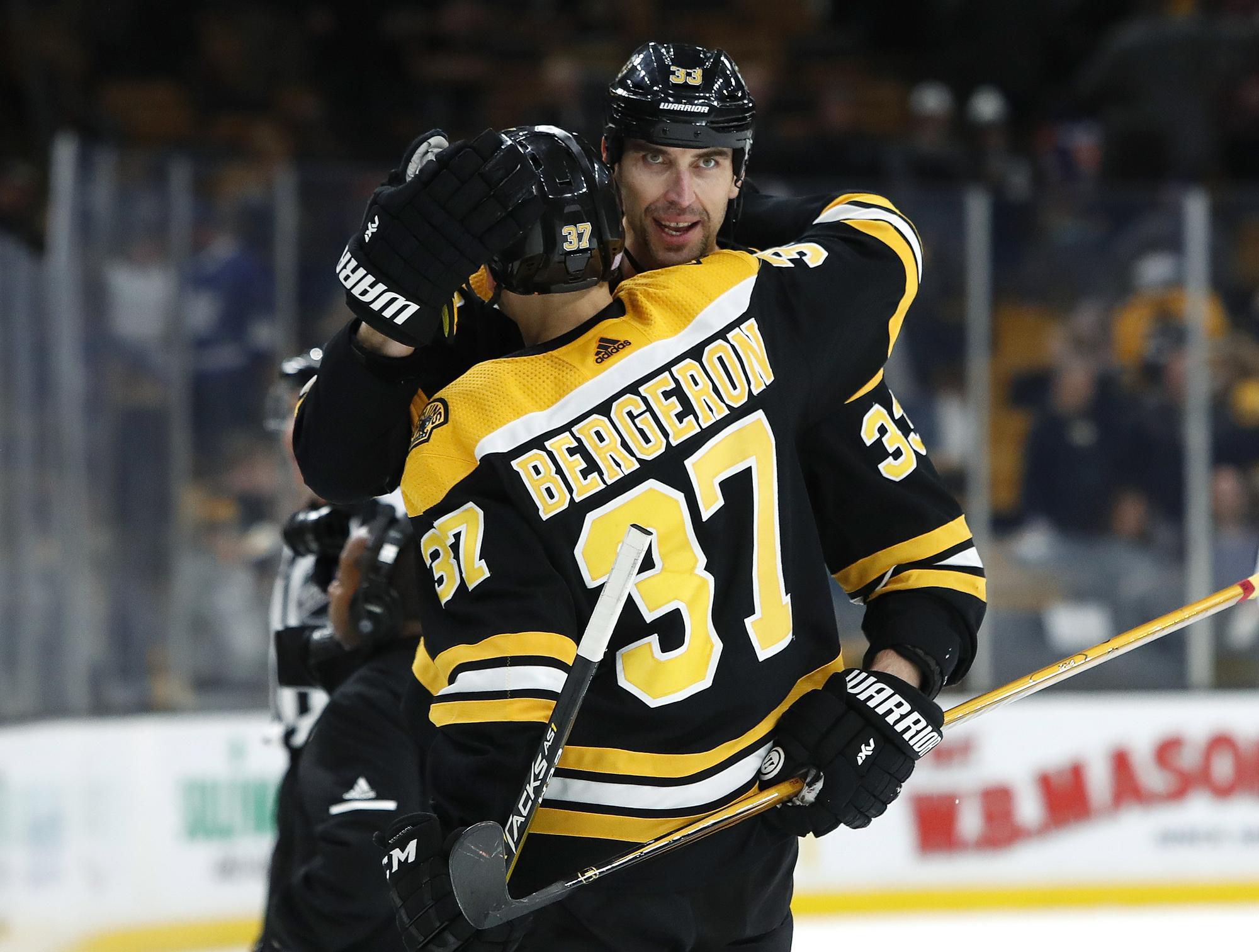 Kanadský hokejový útočník Patrice Bergeron a Slovák Zdeno Chára.