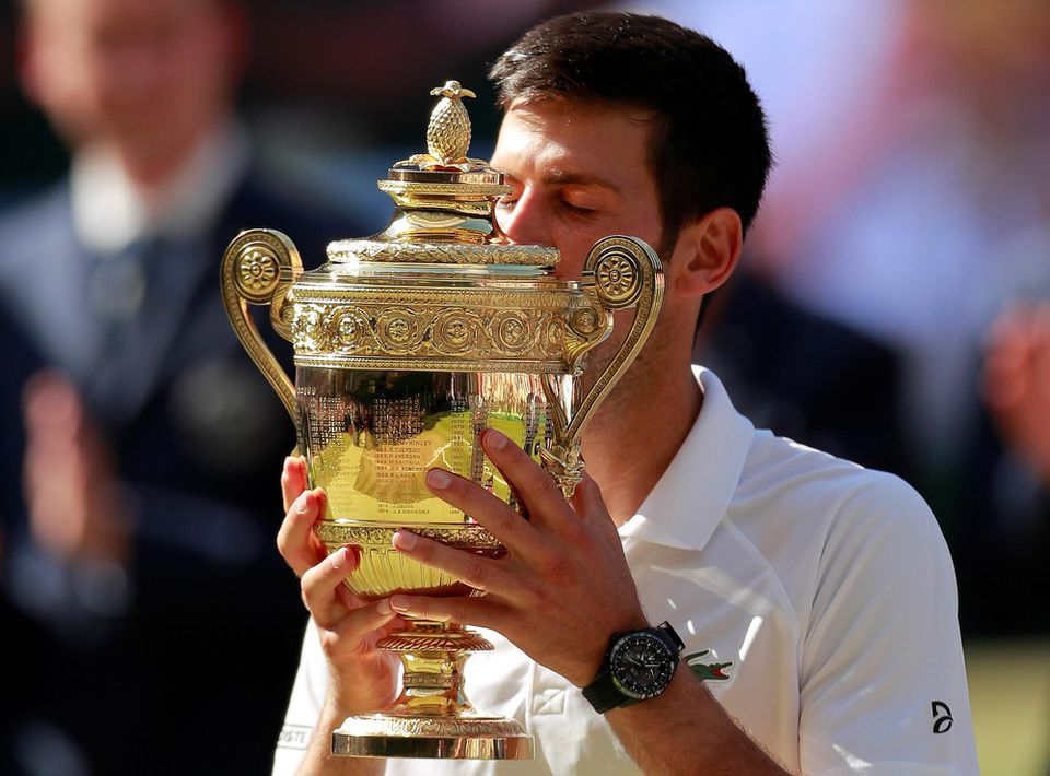 Novak Djokovič s trofejou z turnaja Wimbledon.
