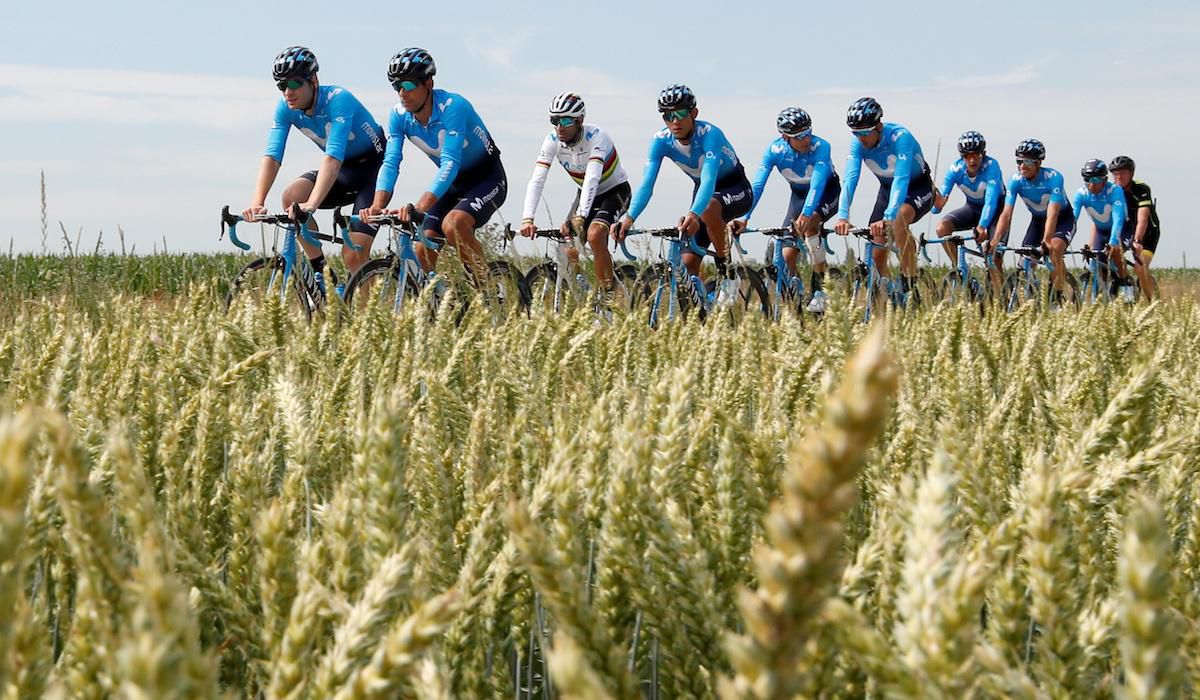 Alejandro Valverde (v dúhovom drese) a jeho mimoriadne silný tím Movistar.