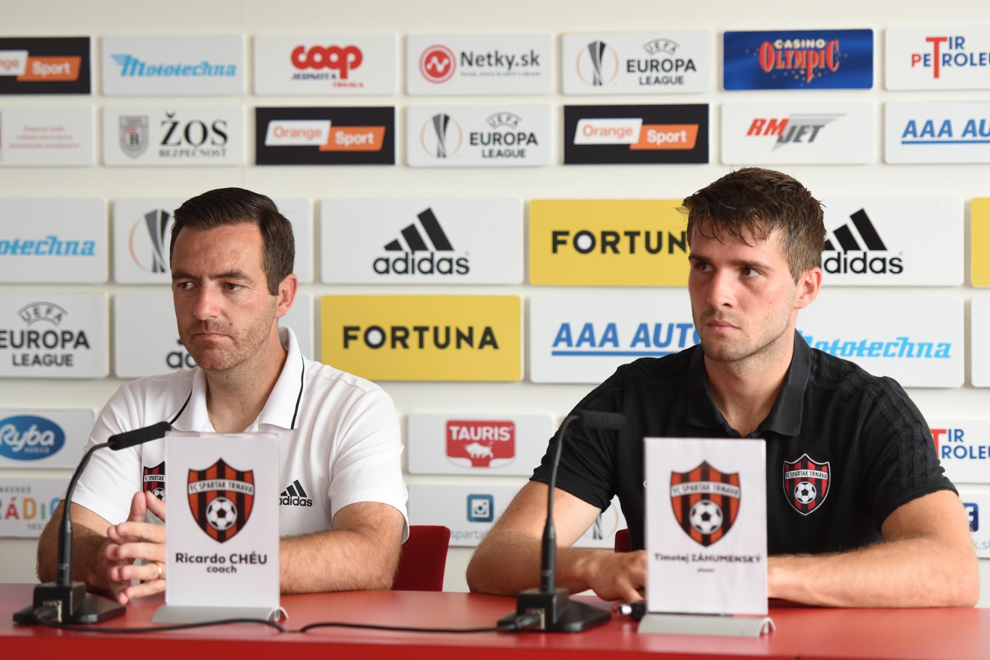Tréner Trnavy Ricardo Chéu a hráč Timotej Záhumenský počas tlačovej konferencie.