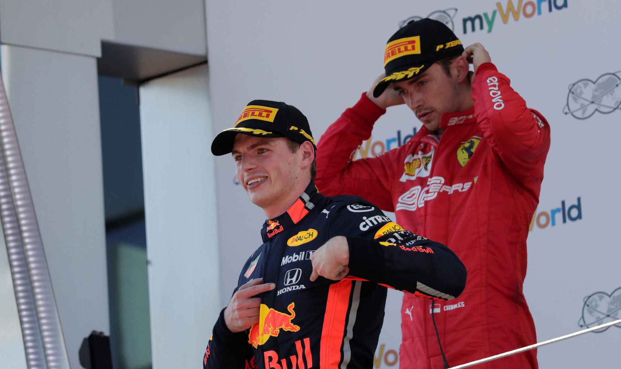 Max Verstappen pred Charlesom Leclercom na Veľkej cene Rakúska
