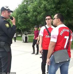 Polícia v Baku kontroluje fanúšikov Arsenalu s dresmi Mchitarjana 