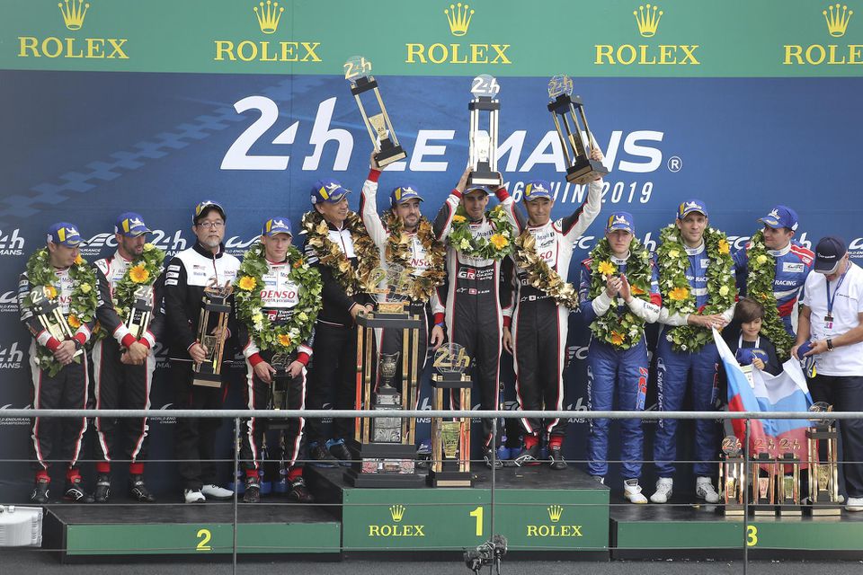 Na snímke členovia posádky tímu Toyota Gazoo Racing  Švajčiar Sebastien Buemi, Japonec Kazuki Nakadžima a Španiel Fernando Alonso (v strede) oslavujú víťazstvo v 87. ročníku klasického preteku 24-h Le Mans.