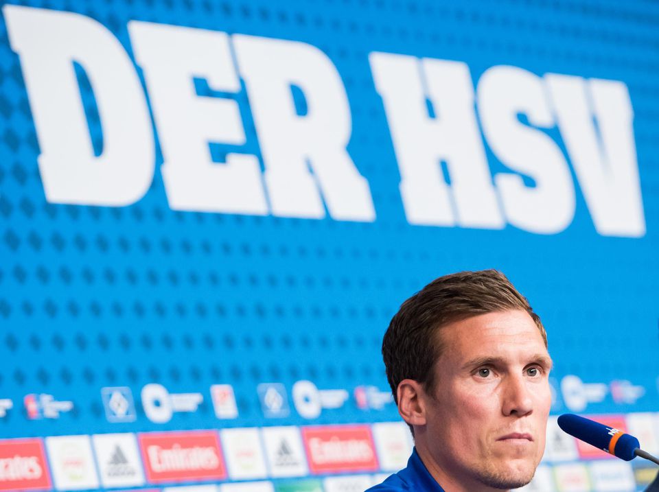 Tréner druholigového nemeckého futbalového klubu Hamburgeru SV Hannes Wolf odpovedá na otázky počas tlačovej konferencie.