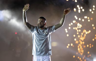 Bláznivé privítanie Daniho Alvesa v Sao Paulo, nechýbali Kaka či Messi