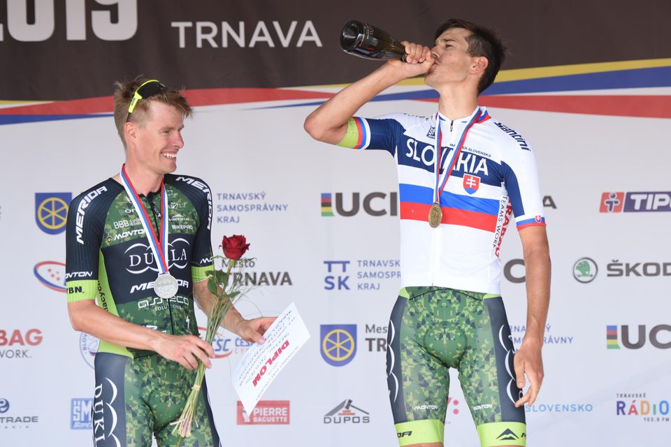 Zľava slovenskí cyklisti Marek Čanecký (2. miesto), víťaz Ján Andrej Cully.