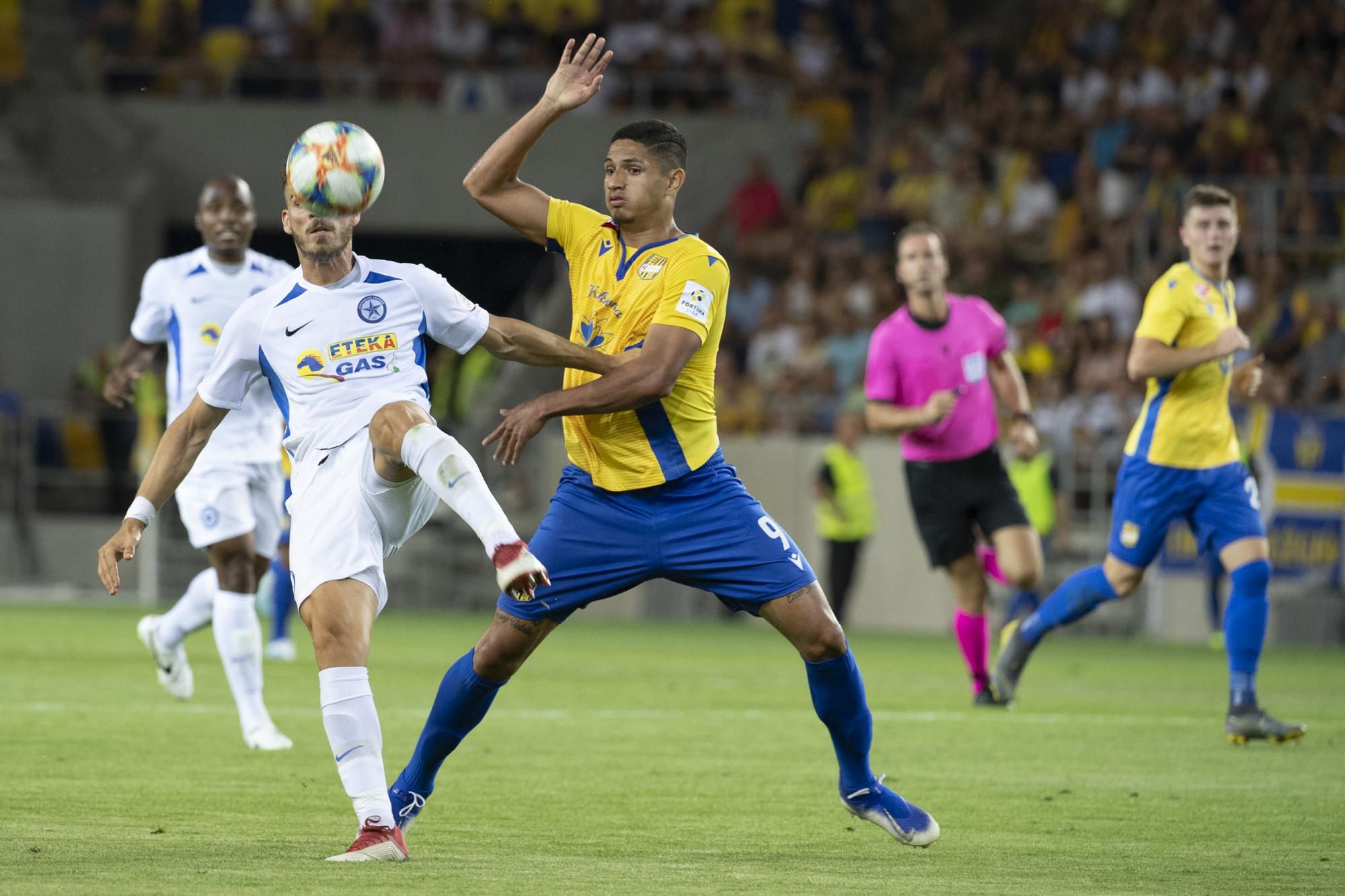 Dmitris Goutas (Atromitos) a vpravo Eric Kleybel Ramirez Matheus (DAC).