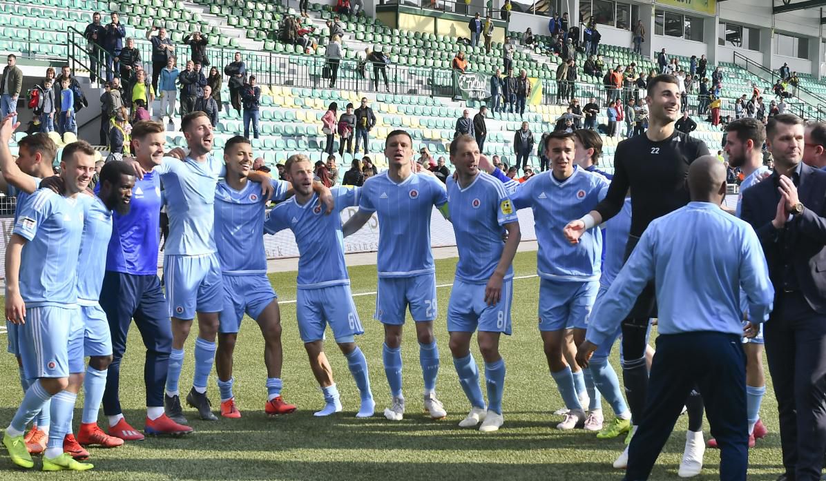 Hráči ŠK Slovan oslavujú titul n atrávniku Žiliny.