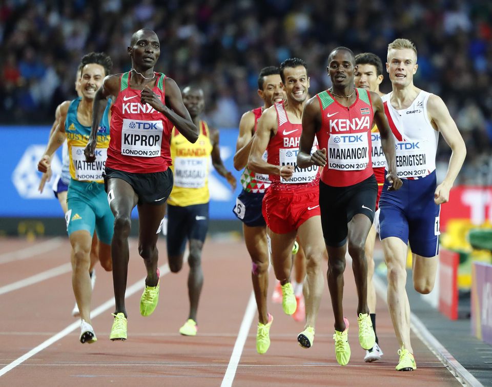 Kenský bežec Asbel Kiprop vľavo v červenom tričku.