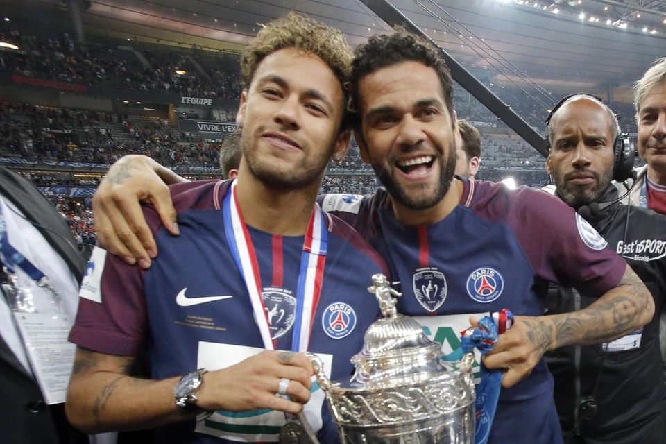 Hráči PSG Neymar a Dani Alves počas majstrovských osláv.
