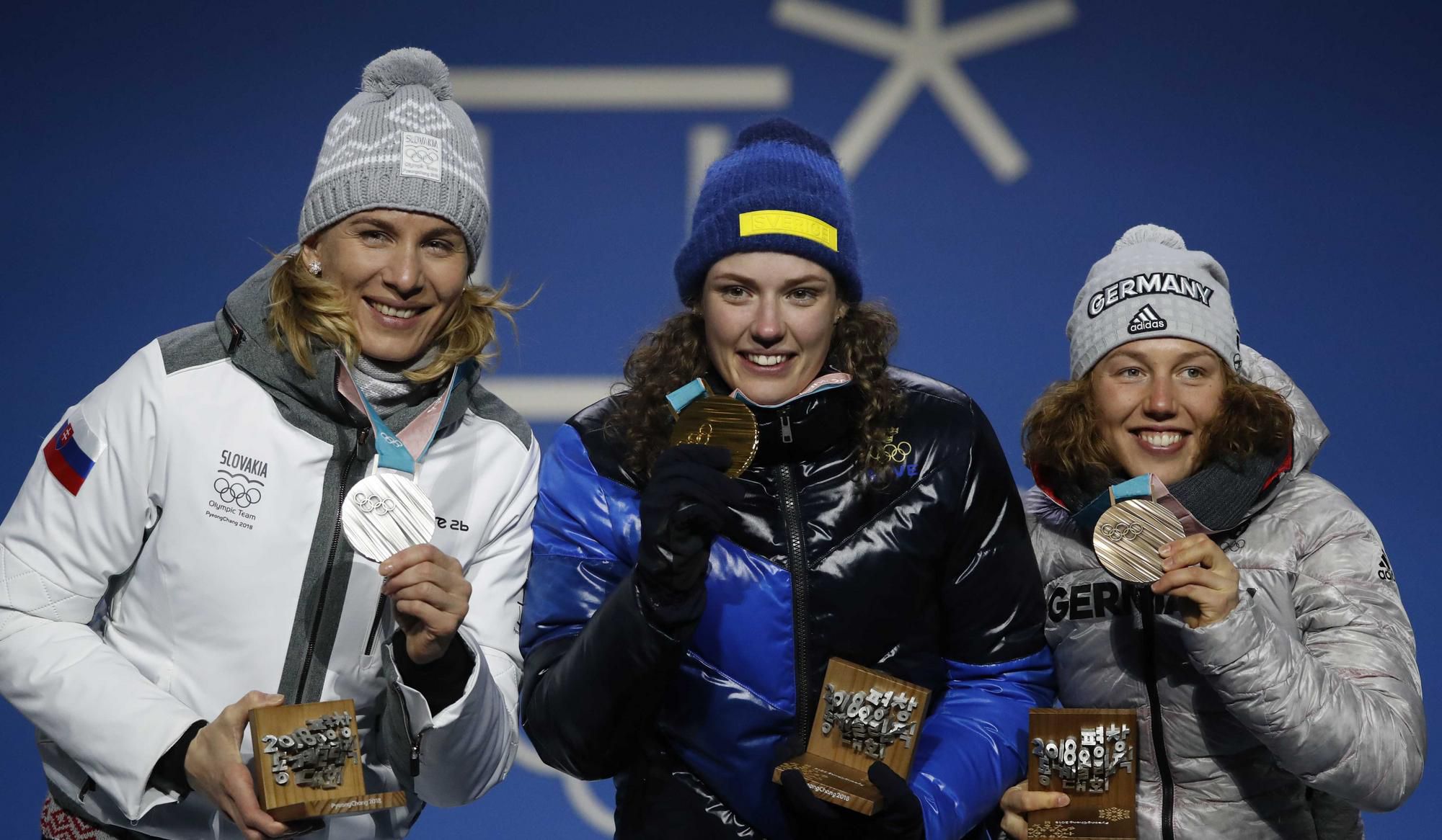 Anastasia Kuzminová, Hanna Oebergová a Laura Dahlmeierová si prevzali cenné kovy z vytvalostných pretekov na 15 km.
