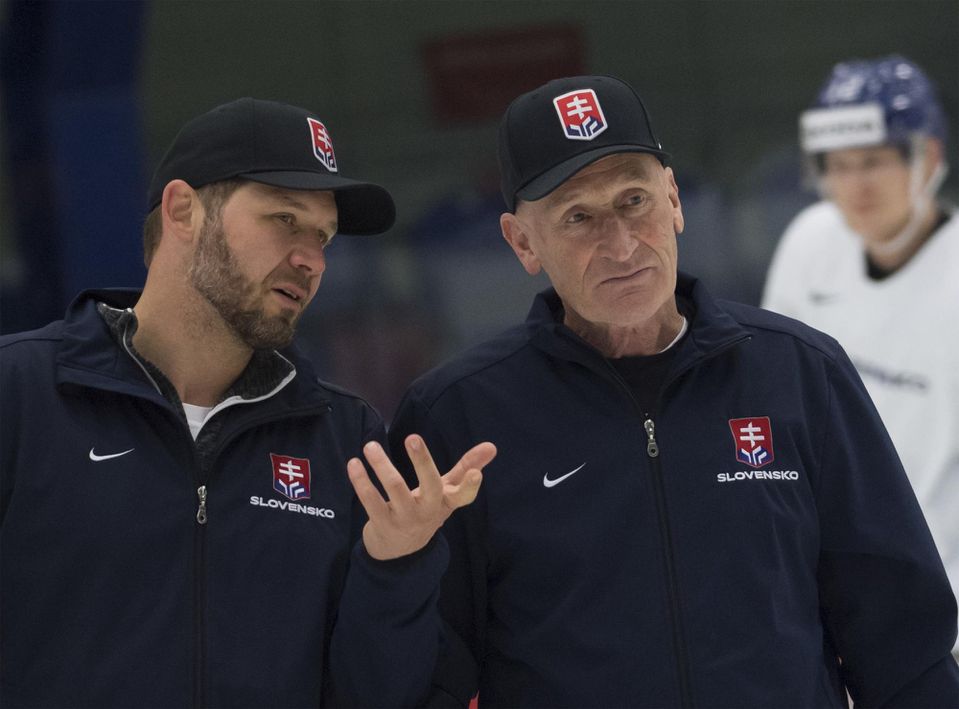 Tréner Slovenska Craig Ramsay a vľavo tréner brankárov Ján Lašák.