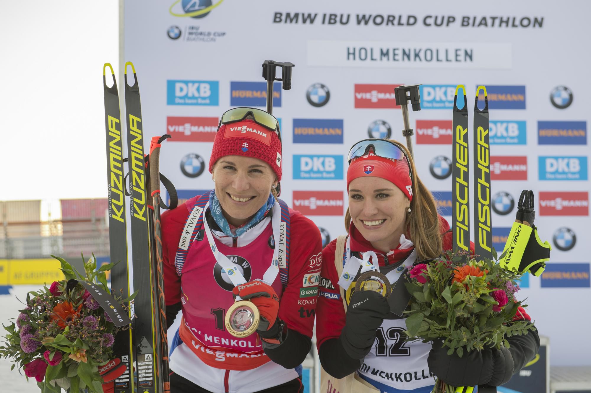 Slovenská biatlonistka Anastasia Kuzminová (vľavo) a Paulína Fialková.