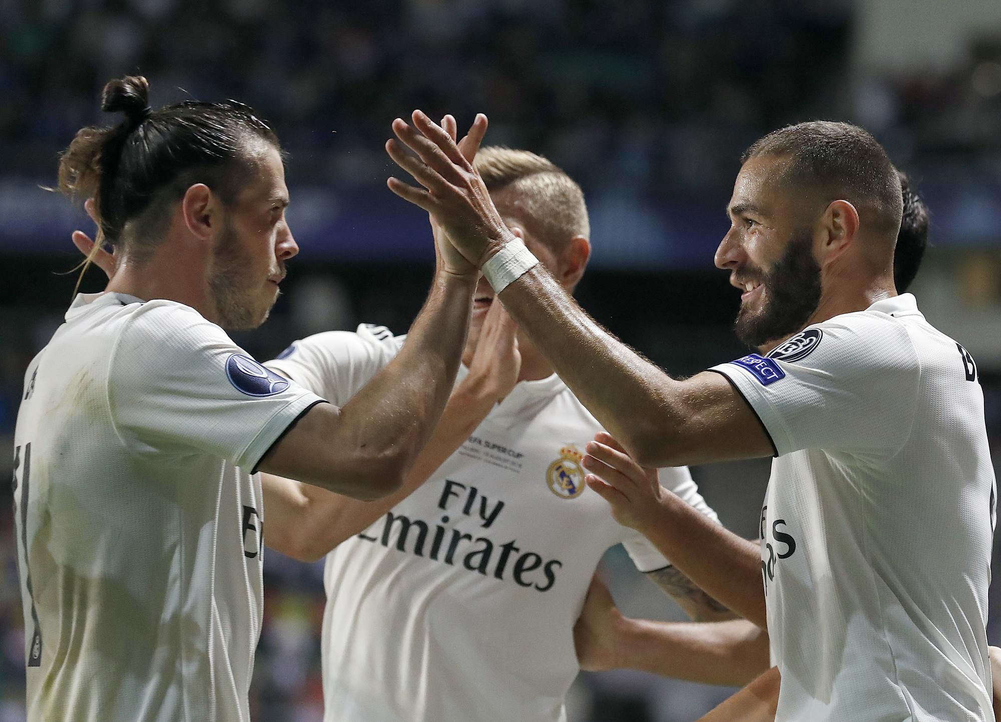 Karim Benzema oslavuje gól s Garethom Baleom.