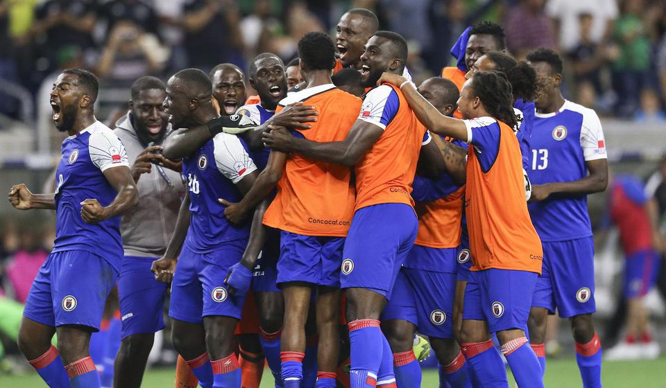 Futbalisti Haiti oslavujú postup do semifinále CONCACAF Gold Cupu.