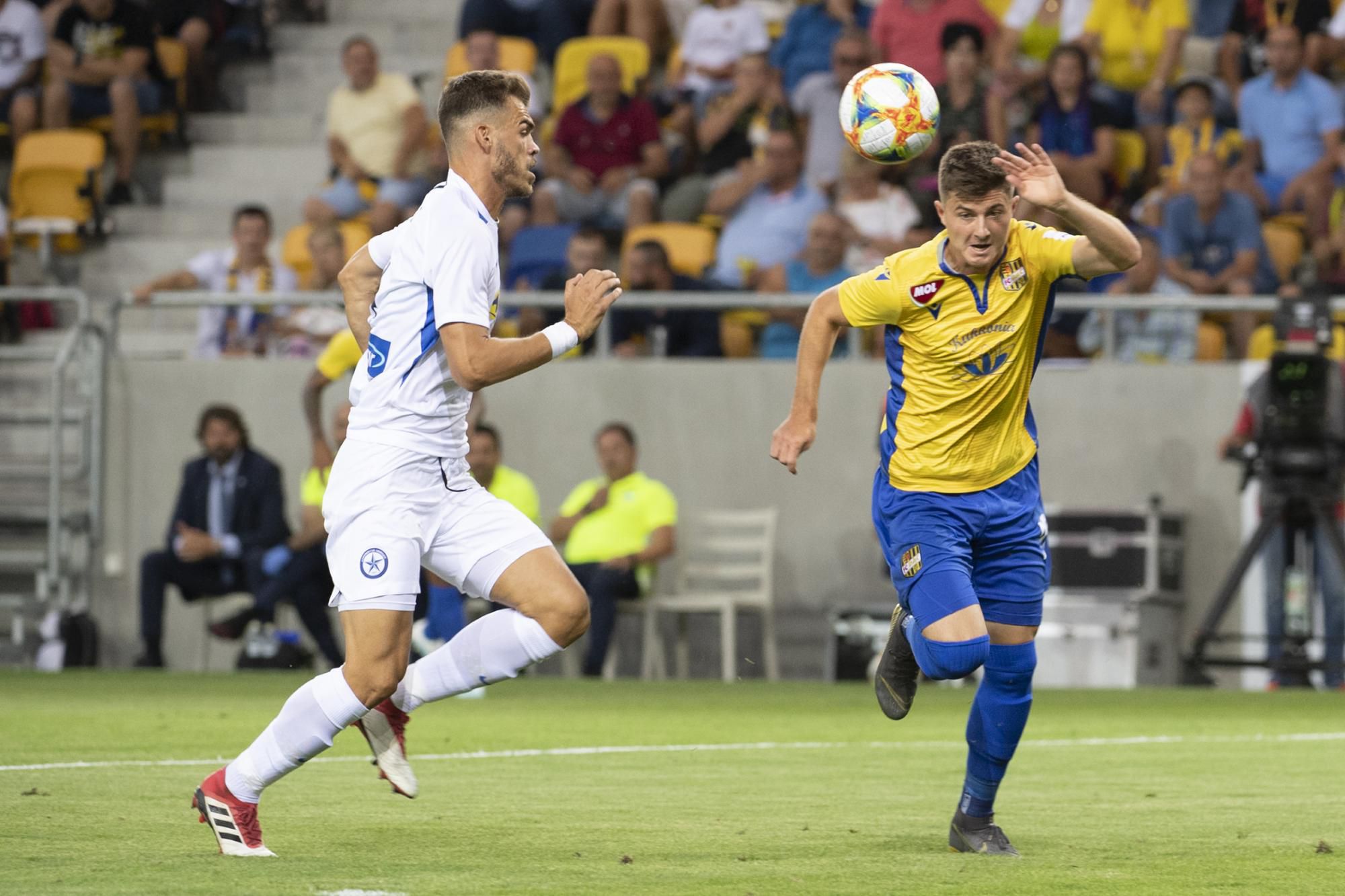 Marko Divković (DAC) a vľavo Dmitris Goutas (Atromitos).