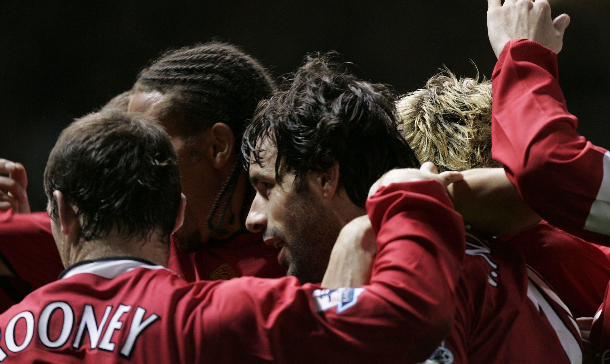 Ruud van Nistelrooy oslavuje gól so spoluhráčmi Manchestru United