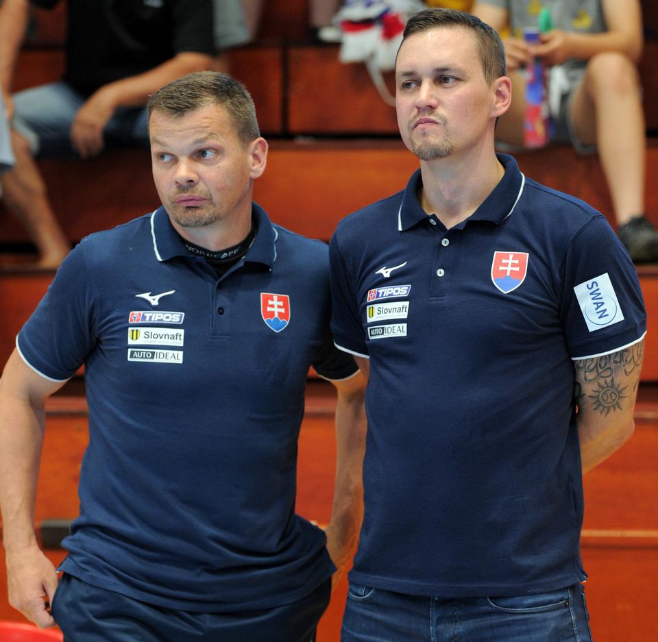 Asistent trénera Radoslav Antl a tréner mužov slovenskej hádzanárskej reprezentácie Peter Kukučka.