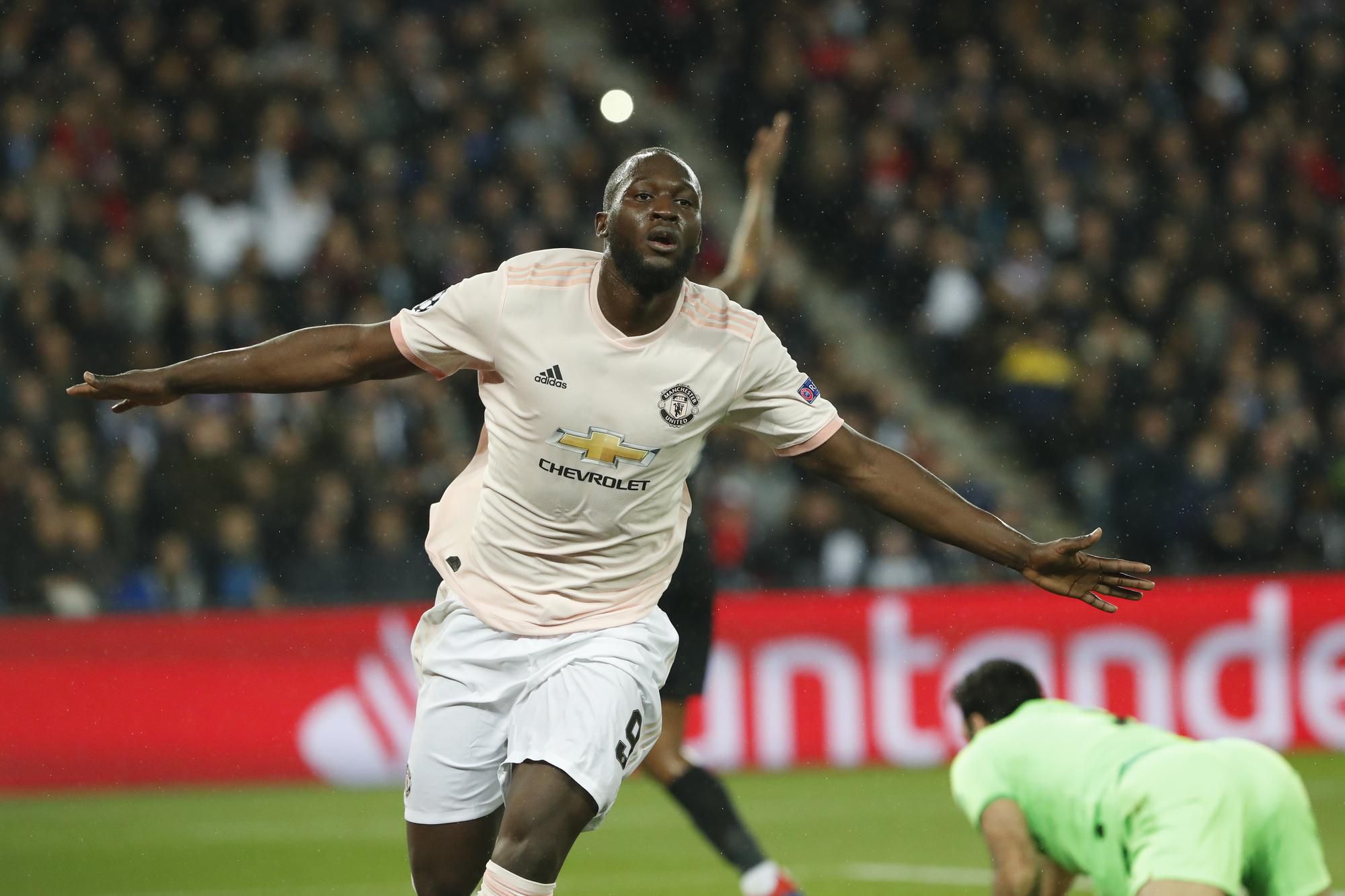 Hráč Manchesteru United Romelu Lukaku oslavuje gól.