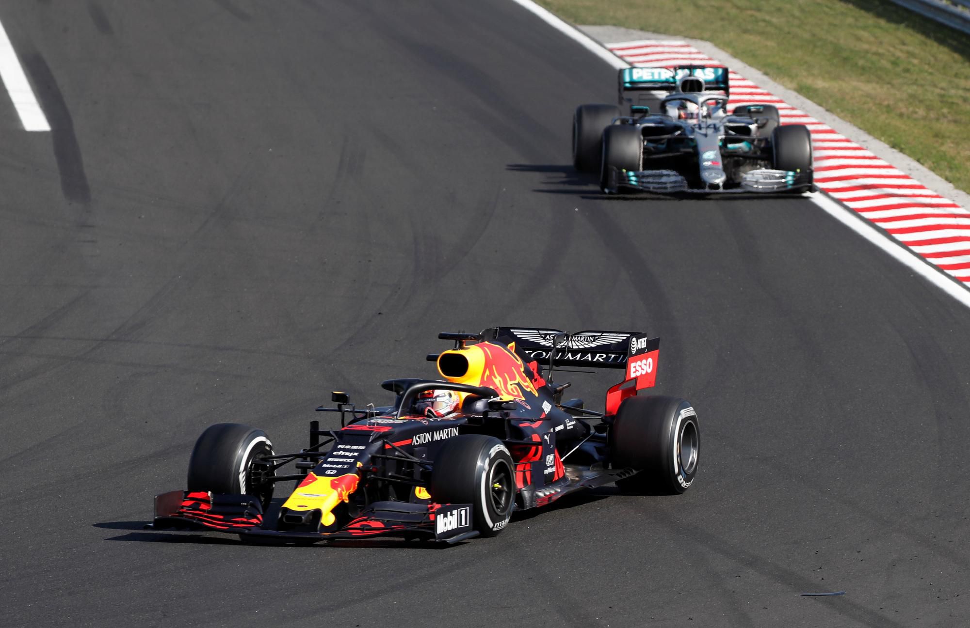 Max Verstappen, za ním Lewis Hamilton