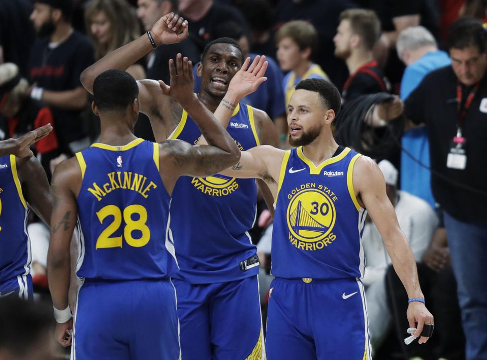 Stephen Curry, Alfonzo McKinnie a Kevon Looney z Golden State Warriors sa tešia z postupu do finále.