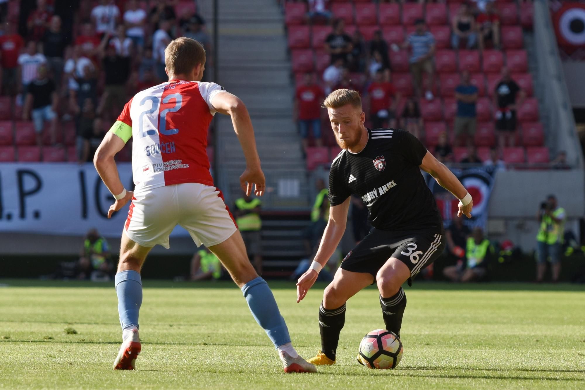 Tomáš Souček (SK Slavia Praha) a Lucas Lovat (FC Spartak Trnava)