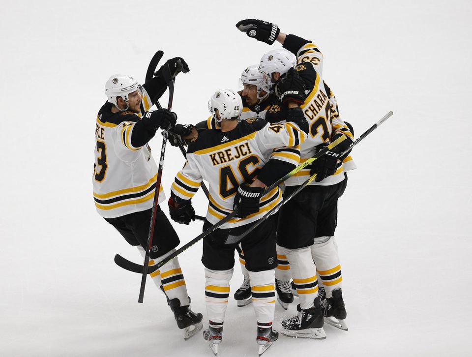 Zdeno Chára a jeho spoluhráči v Bostone Bruins.