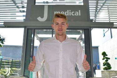 Matthijs De Ligt oficiálne hráčom Juventusu, podpísal zmluvu na päť rokov