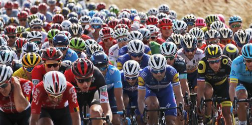 Keď sa objavili dopingoví komisári, 130 zo 182 cyklistov opustilo preteky