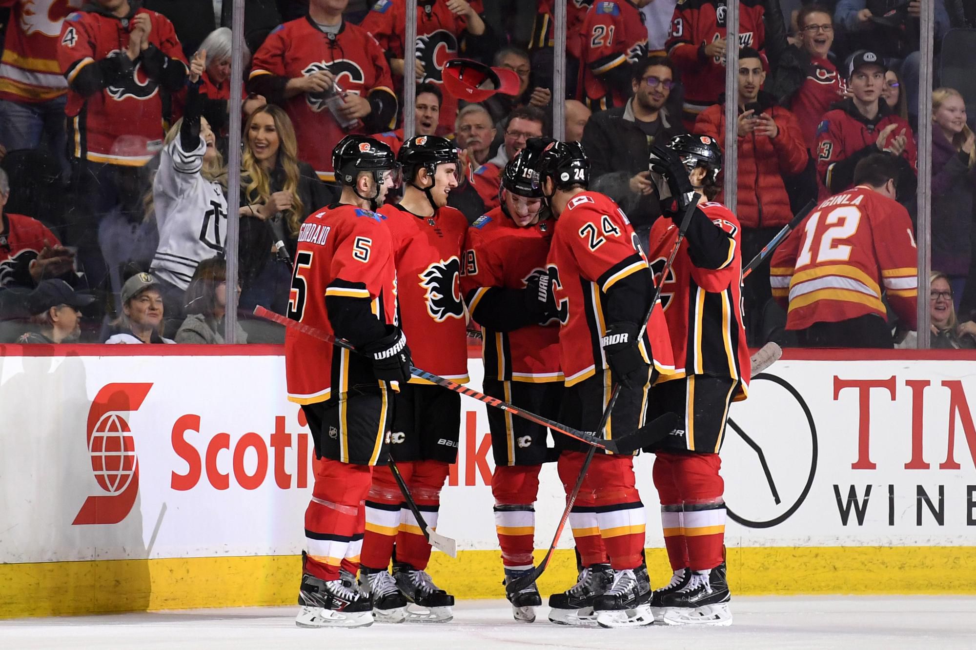 Hráči Calgary Flames sa tešia z hetriku spoluhráča Matta Tkachuka.