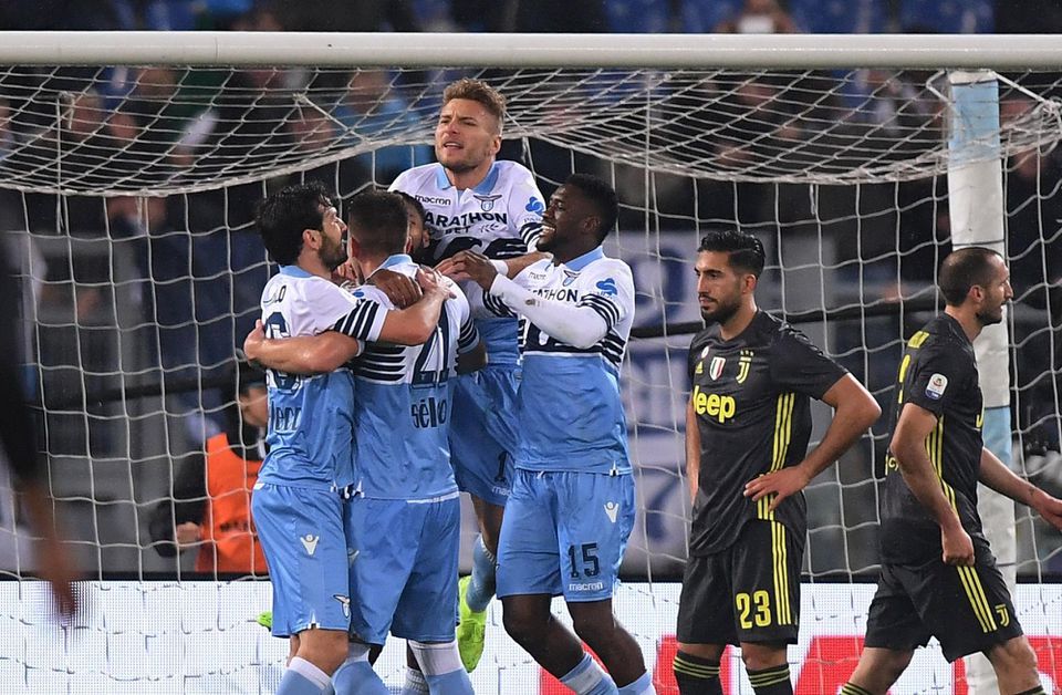 Hráči Lazia Rím oslavujú gól, Ciro Immobile najvyššie