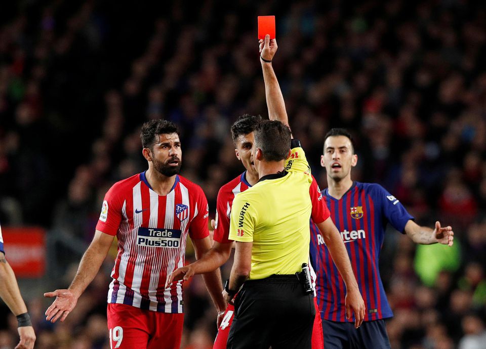 Diego Costa z Atlética Madrid dostáva červenú kartu