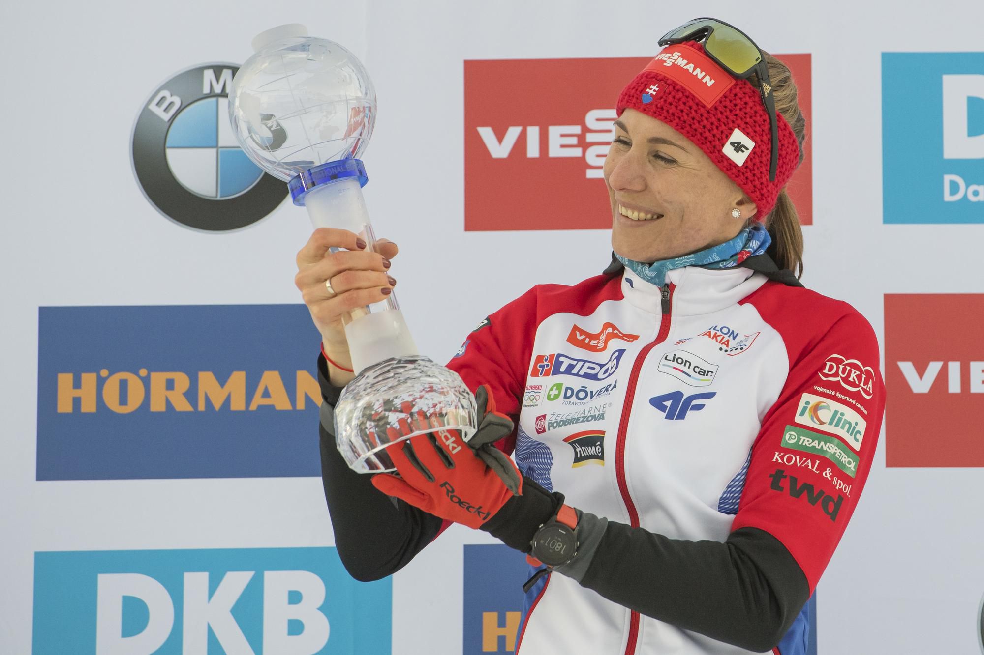 Slovenská biatlonistka Anastasia Kuzminová pózuje s malým krištáľovým glóbusom.